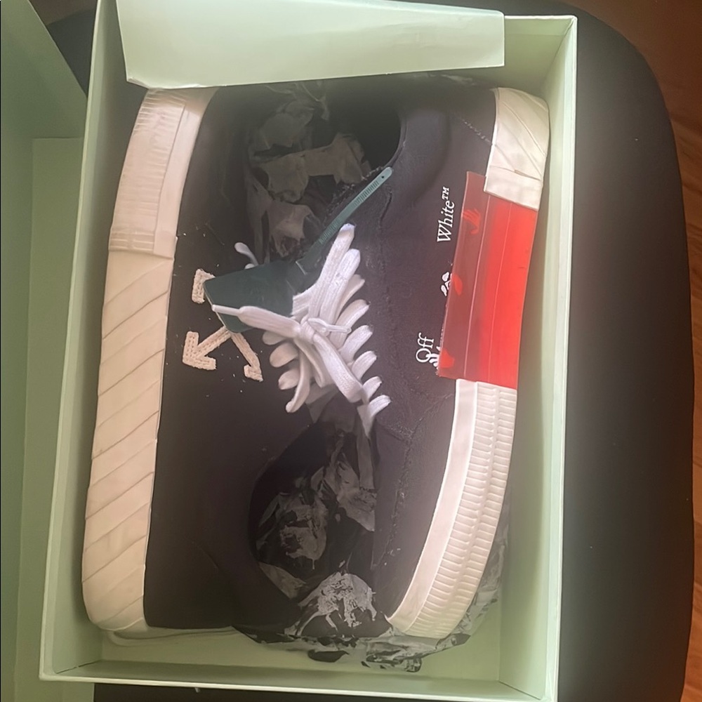 Off-White Black and White Men's Sneakers